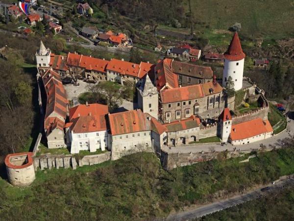 Společná exkurze se 4.D na hrad Křivoklát a do Koněpruských jeskyní  4.B