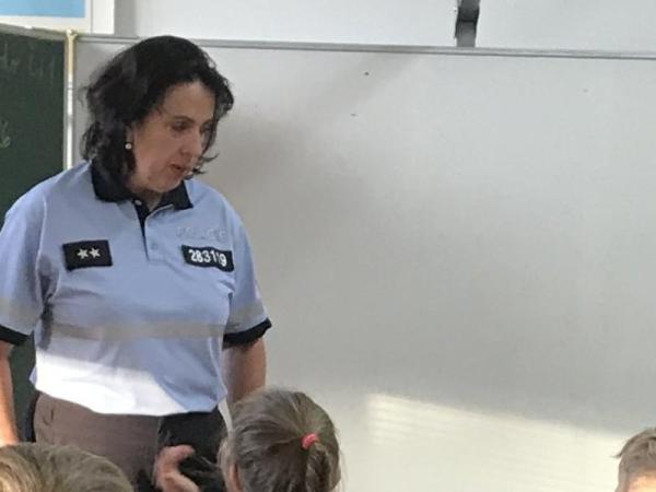 Beseda s policistkou