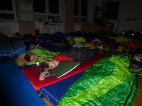 Spíme ve škole