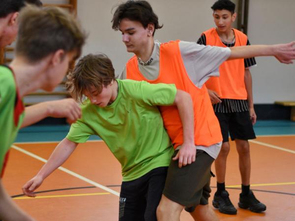 POLOLETNÍ TURNAJ VE FUTSALU ovládli žáci z 9.A bez ztráty kytičky