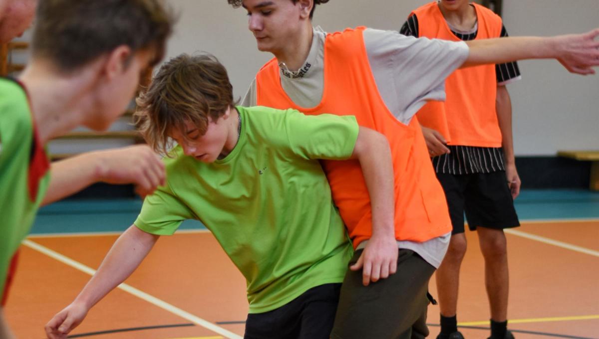 POLOLETNÍ TURNAJ VE FUTSALU ovládli žáci z 9.A bez ztráty kytičky