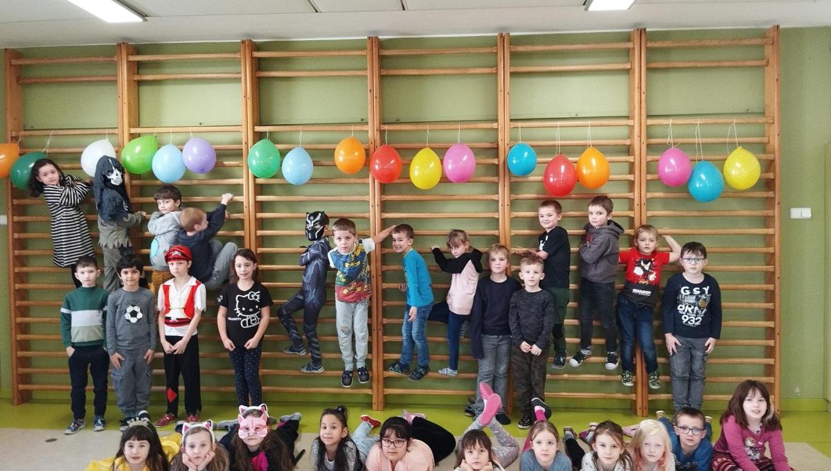 Karnevalové odpoledne formou her a soutěží...