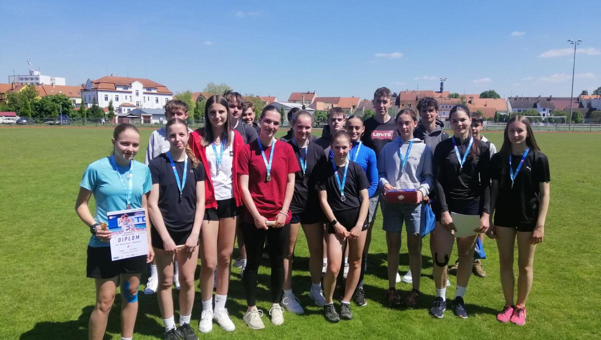 Stříbrná radost dívek na atletických závodech staršího žactva