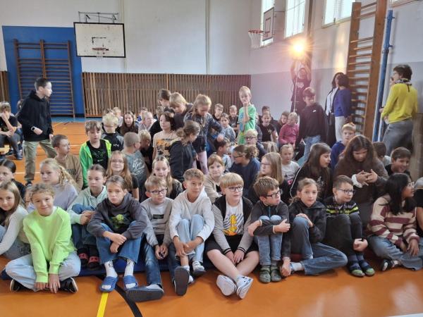 MAGIE KOLEM SVĚTA - KOUZELNICKÉ PŘEDSTAVENÍ