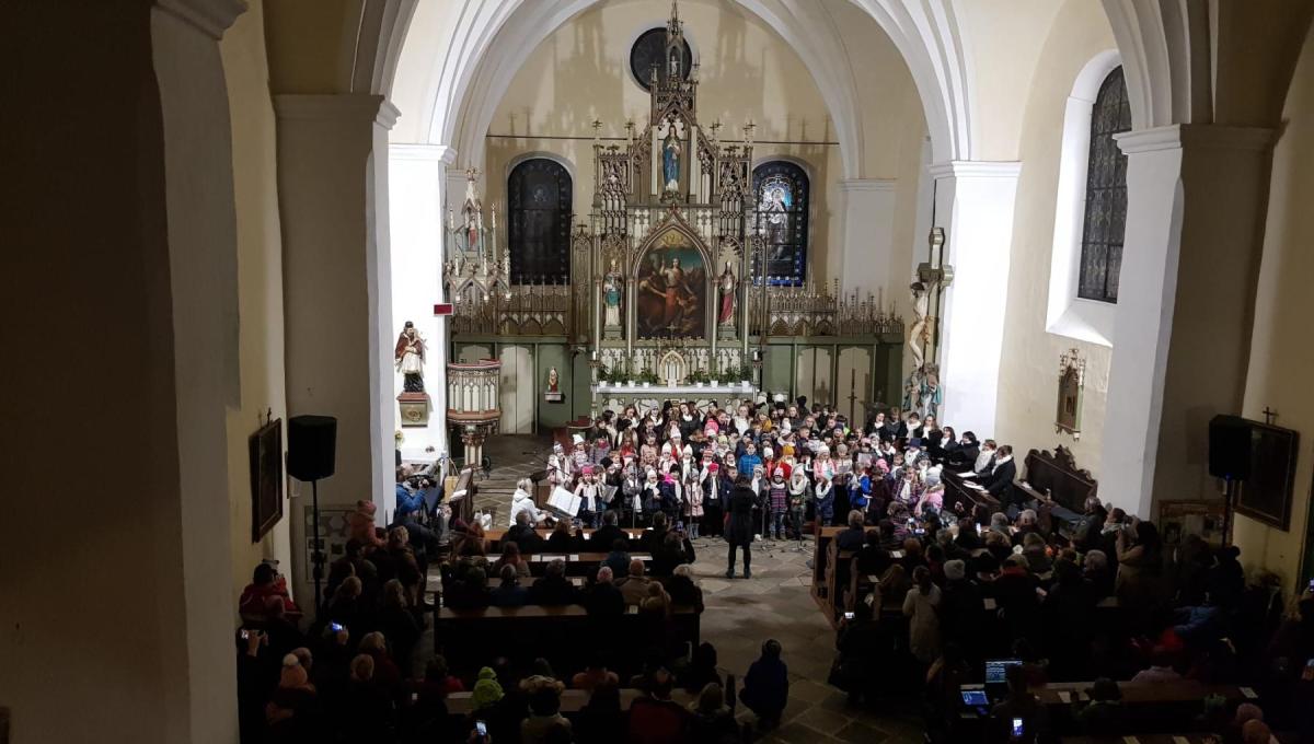 "Vaše škola je plná úžasných lidí", říká Běla Gran Jensen, zakladatelka Hnutí na vlastních nohou.