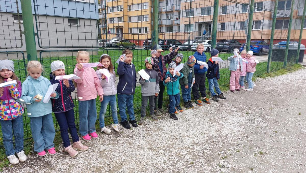 Letecké závody papírových vlaštovek ?