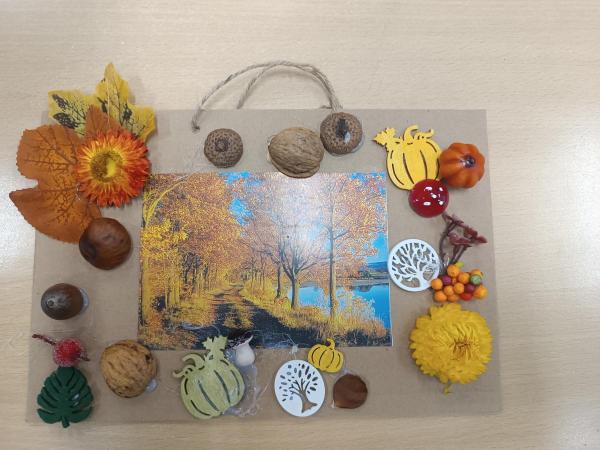 Podzimní aranžmá - výroba obrázku - práce s přírodninami