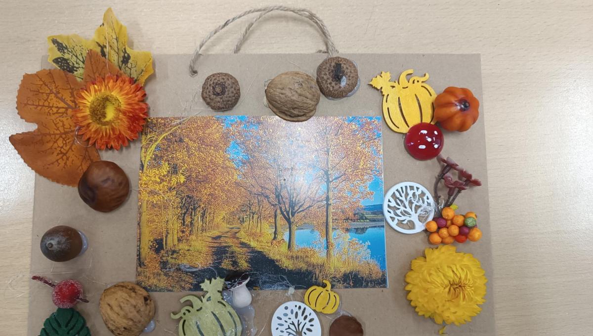 Podzimní aranžmá - výroba obrázku - práce s přírodninami