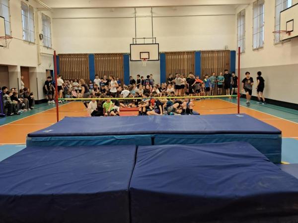 Mikulášská laťka 2025: druhý stupeň bojoval o centimetry ve skoku vysokém