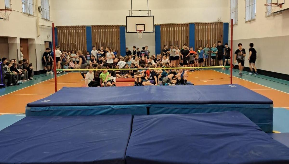 Mikulášská laťka 2025: druhý stupeň bojoval o centimetry ve skoku vysokém