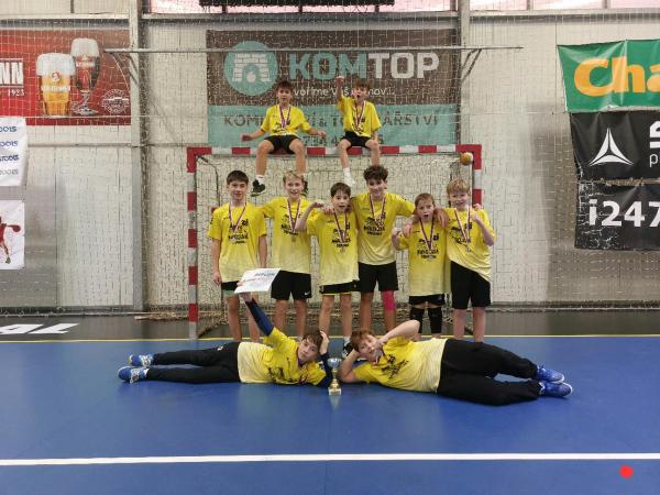 Chlapci reprezentovali školu v okresním kole školní házené a vybojovali 1. místo