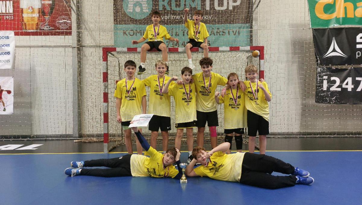 Chlapci reprezentovali školu v okresním kole školní házené a vybojovali 1. místo