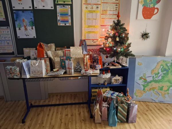 VÁNOCE, VÁNOCE PŘICHÁZEJÍ ......................          :-)