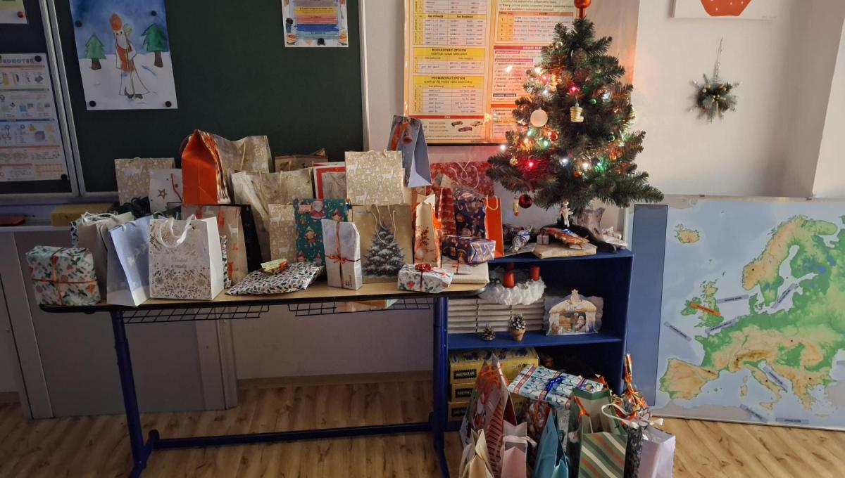 VÁNOCE, VÁNOCE PŘICHÁZEJÍ ......................          :-)