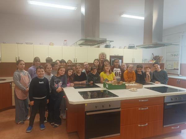 Pečení vanilkových rohlíčků v kuchyňce