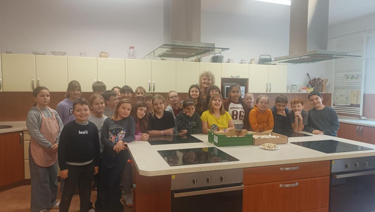 Pečení vanilkových rohlíčků v kuchyňce