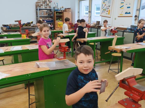 Výroba dřevěných věšáků