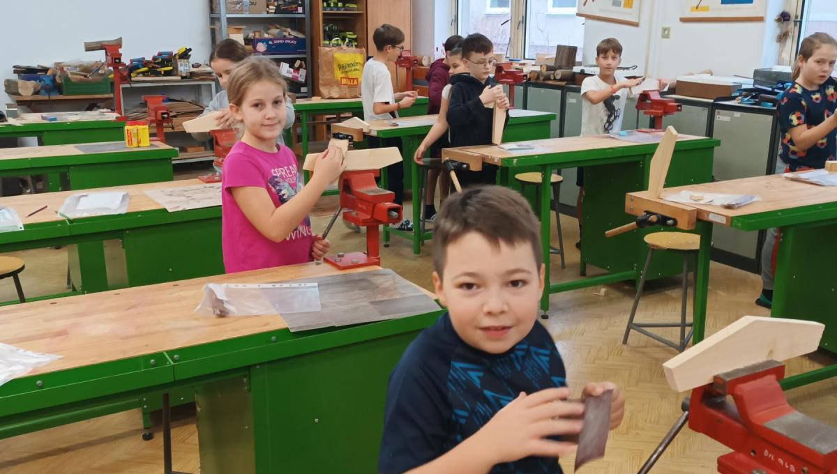 Výroba dřevěných věšáků