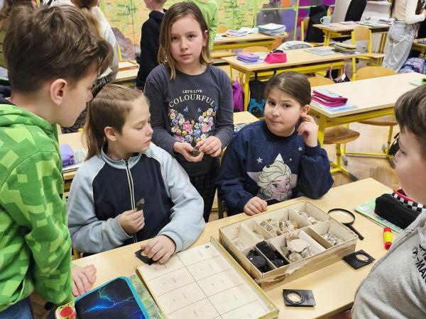 Zkoumání vzorků hornin a nerostů