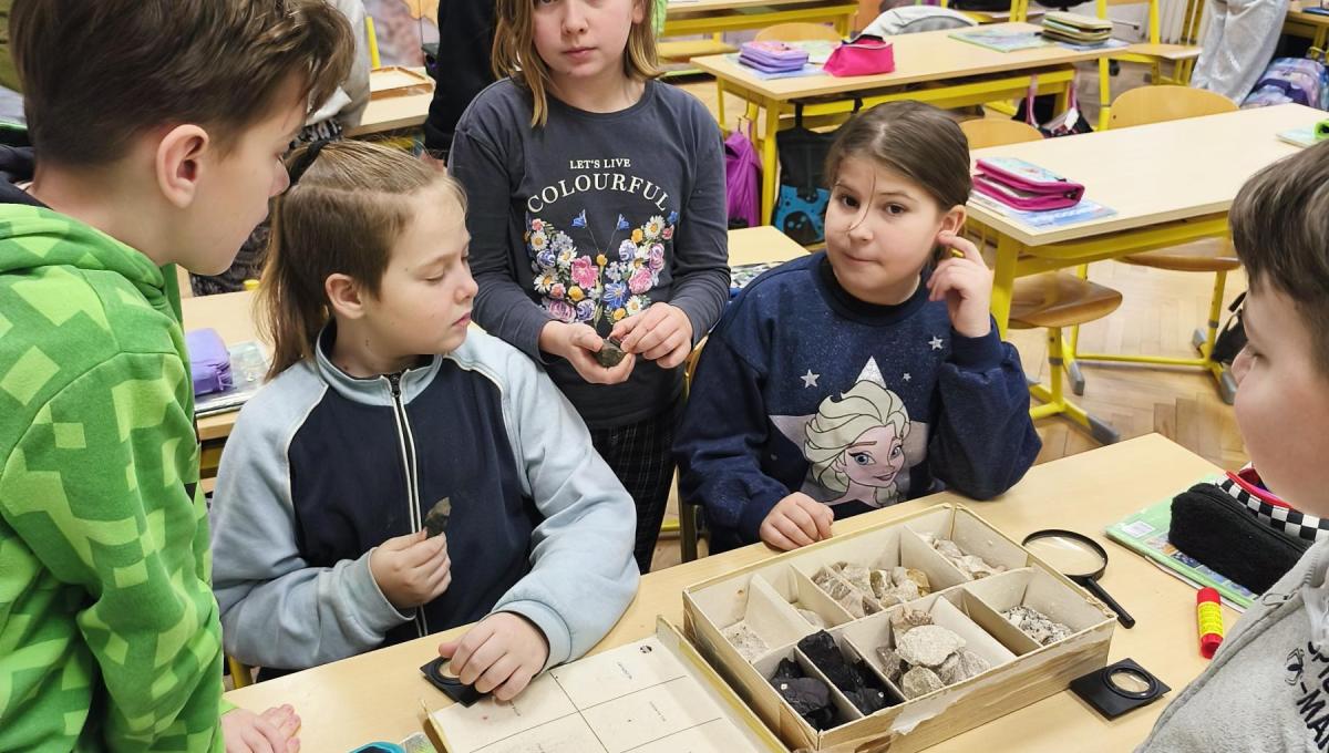 Zkoumání vzorků hornin a nerostů