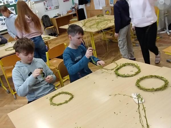 Pletení jarních věnečků