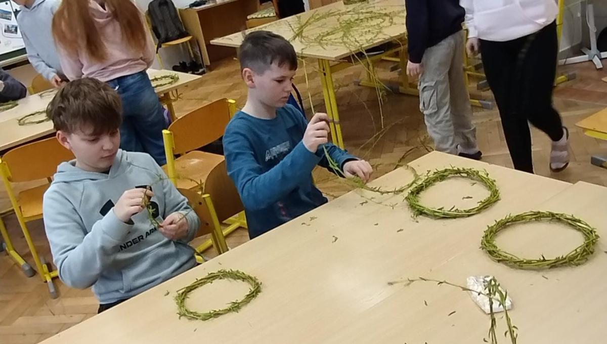 Pletení jarních věnečků