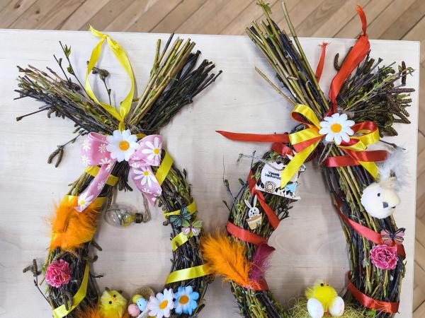 Výroba velikonočního věnečku z proutí