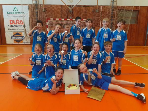 Dukelka fandí basketbalu