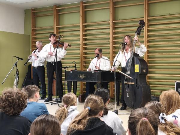 Cimbálová muzika ve škole