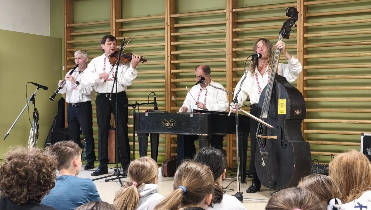 Cimbálová muzika ve škole