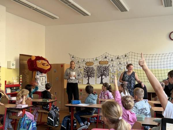 Basketbalový maskot zavítal až do naší třídy