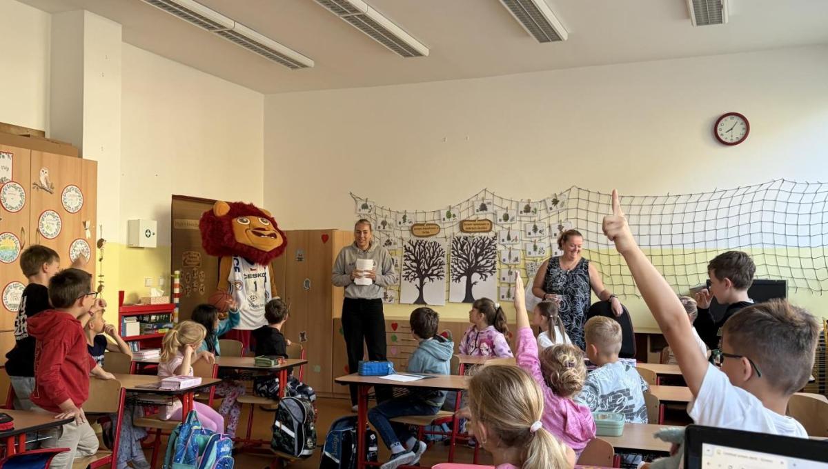 Basketbalový maskot zavítal až do naší třídy